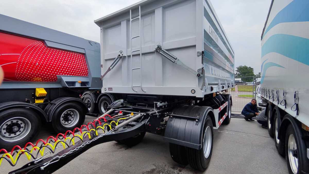 Автопоезд-зерновоз Shacman L3000